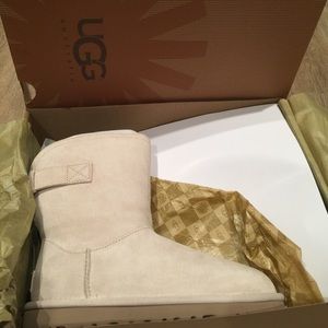 NIB Remora Ugg short boots w/buckle Creamy White 5